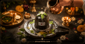 Shivling par jal se Rudrabhishek karte hue bhakt, Belpatra aur pooja samagri ke saath